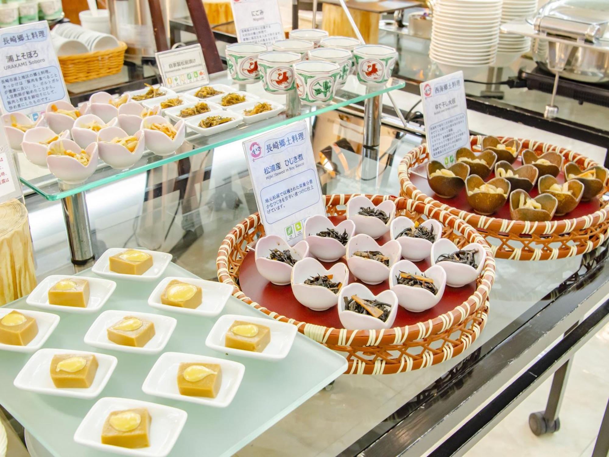 Watermark Hotel Nagasaki Huis Ten Bosch Sasebo Buitenkant foto A selection of dim sum at a buffet
